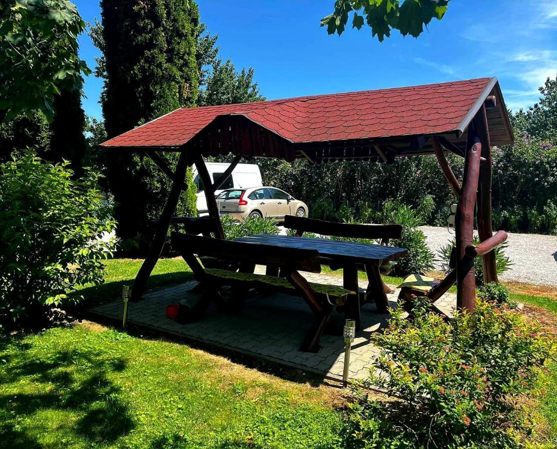 Dora Studio Apartmanok Zalakaros Extérieur photo